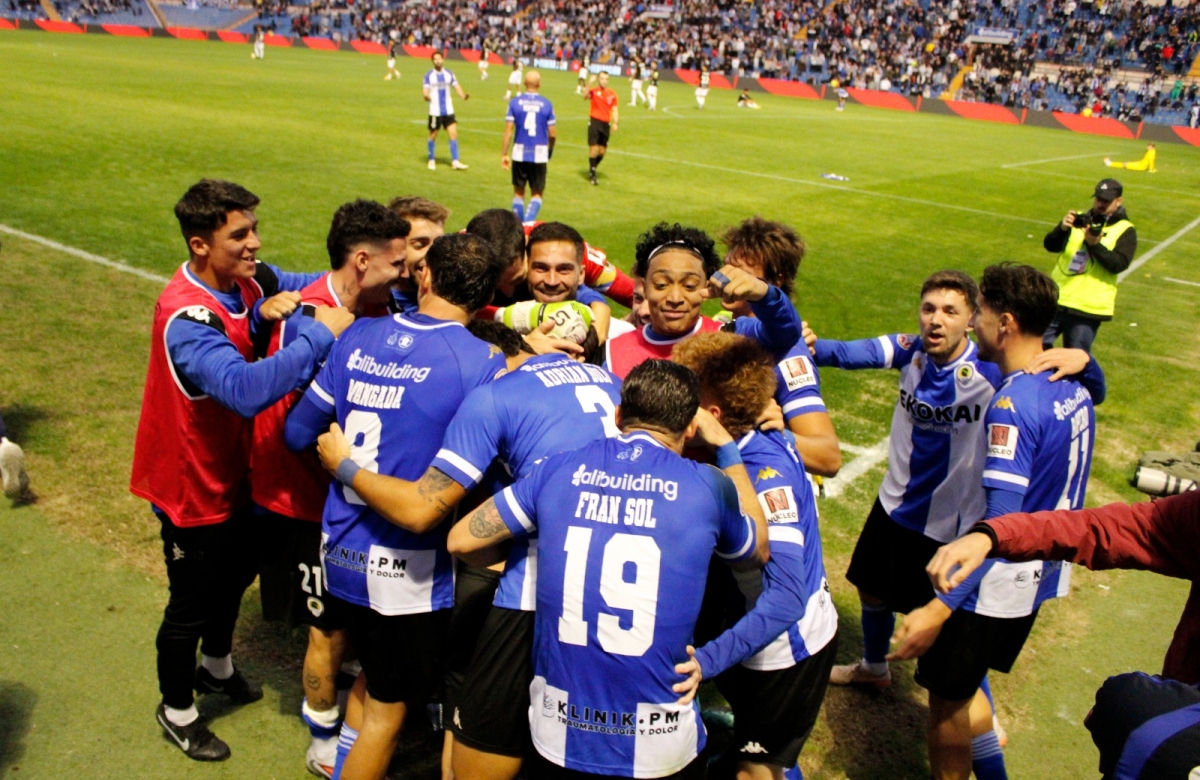 El Hércules CF evita el descalabro con un gol en el añadido