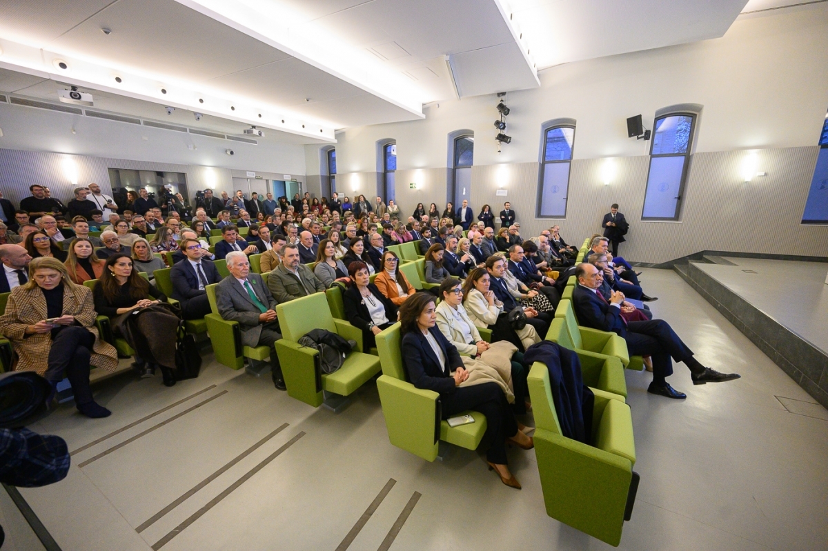 Público en el acto del traspaso de carteras. - Foto: KIKE TABERNER Público en el acto del traspaso de carteras.
