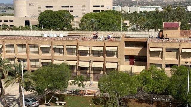 Polémica en Elche por el amianto en un colegio: el PSOE incide en la planificación; Educación traslada 