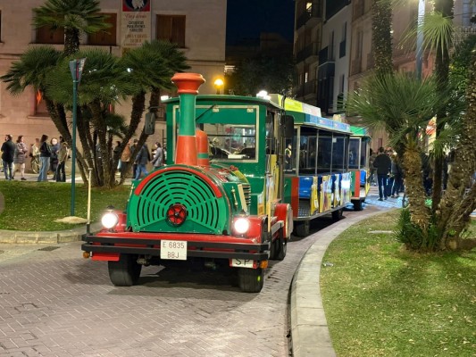 Castelló estrena su tren turístico navideño con un recorrido especial por la iluminación de la ciudad