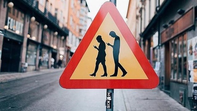 La DGT alerta del peligro de ser 'Smombie'