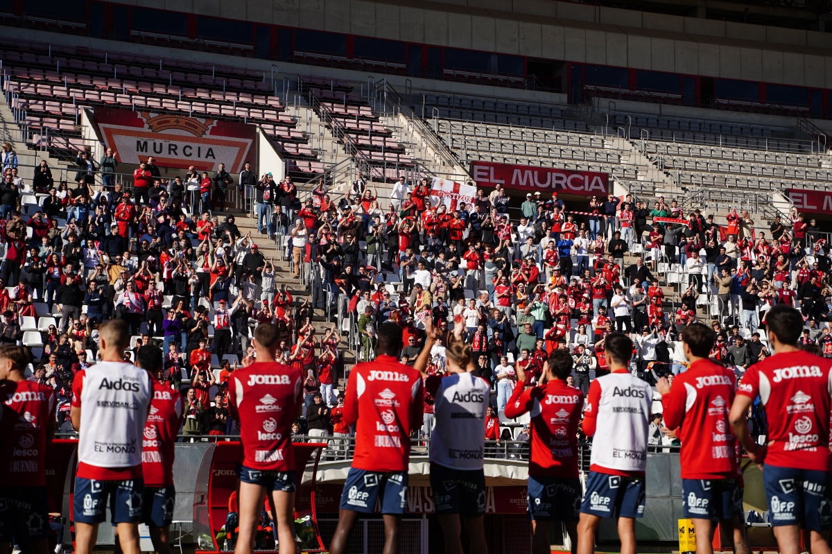 Las aficiones del Efesé y el Murcia alientan a sus equipos en los entrenamientos previos al derbi