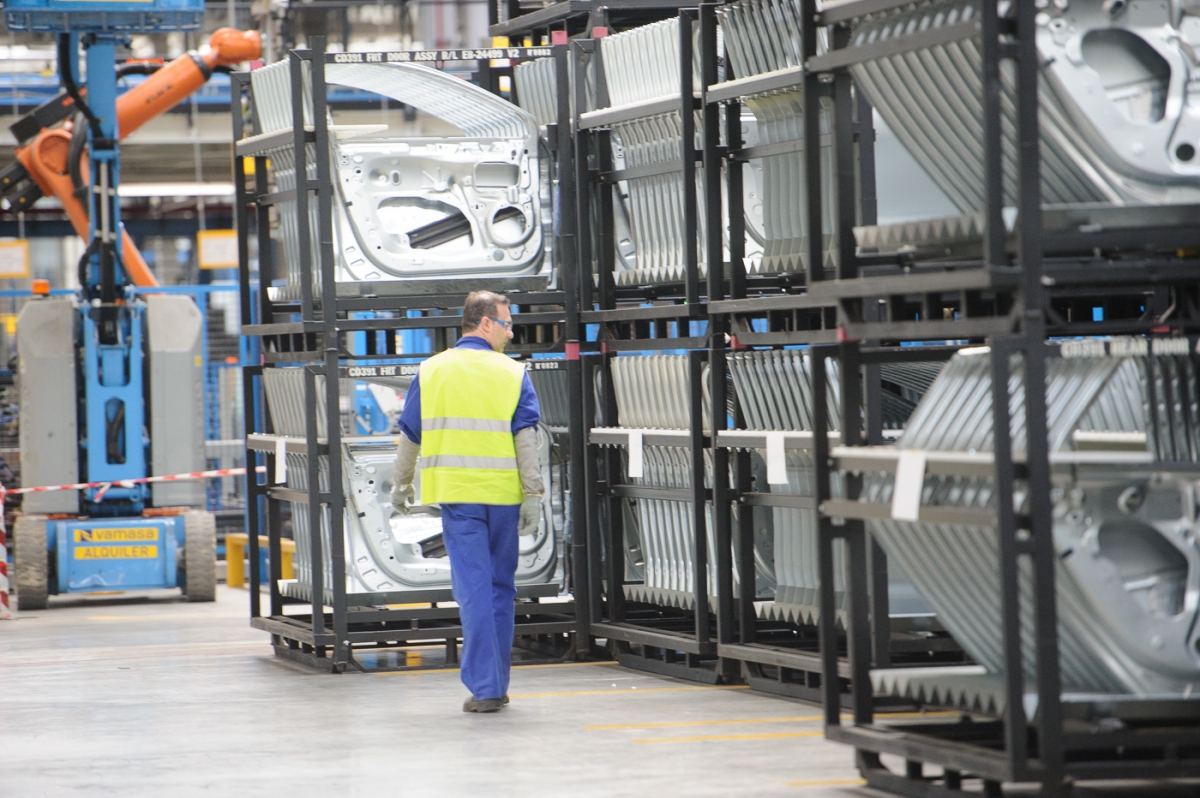 Con datos obsoletos y sin los agentes sociales: el plan de empleo que elaboró Lacalle ve la luz tras un año 'en revisión'