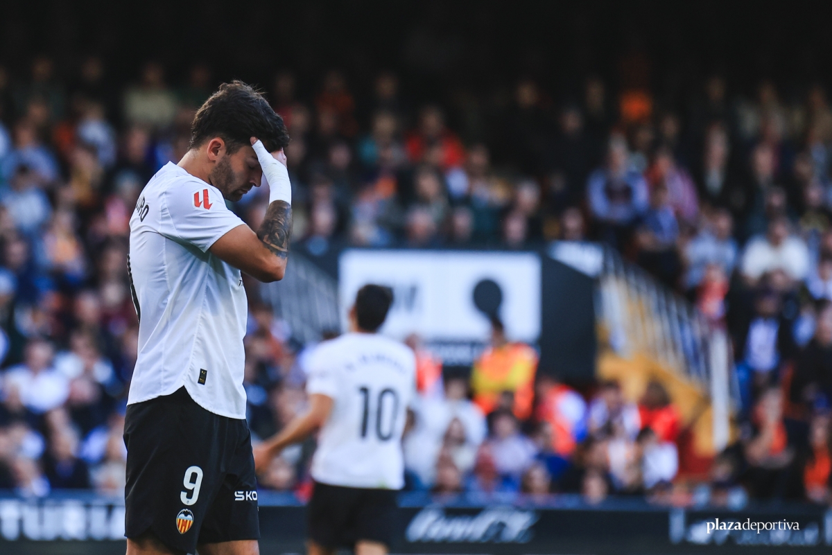 Hugo Duro salva a un Valencia desaparecido en Mestalla