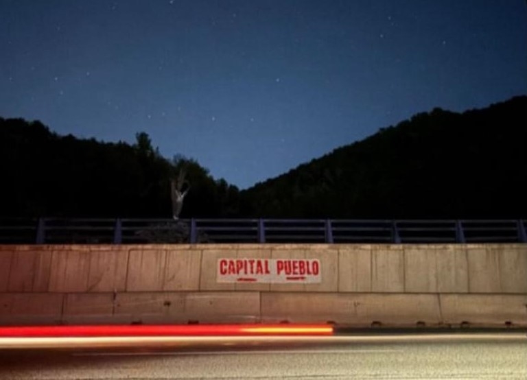 Un cartel en el Puerto de la Cadena señala las direcciones hacia el 