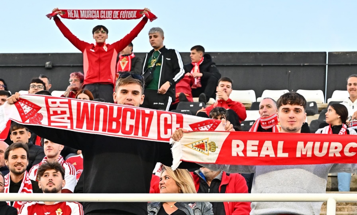 El derbi es la fiesta del fútbol regional: las dos aficiones se comportaron y sonrió la del Murcia