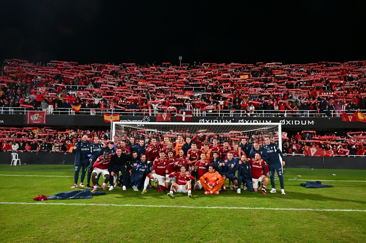 La plantilla del Real Murcia y su afición tras ella al finalizar el derbi en el Cartagonova. - Foto: RM