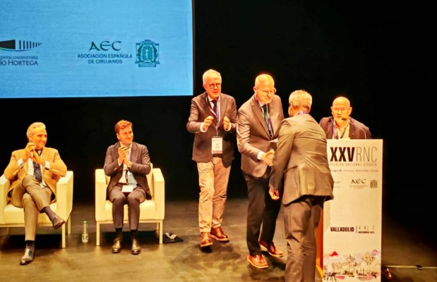 El Dr. Omar Carreño, cirujano de Vithas Valencia Turia, obtiene una prestigiosa certificación europea en cirugía de la pared abdominal