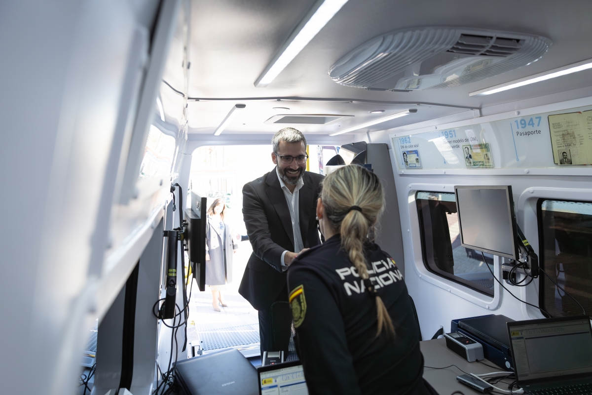 Tres nuevas unidades móviles permitirán obtener DNI y pasaporte al instante en 27 municipios de la Región