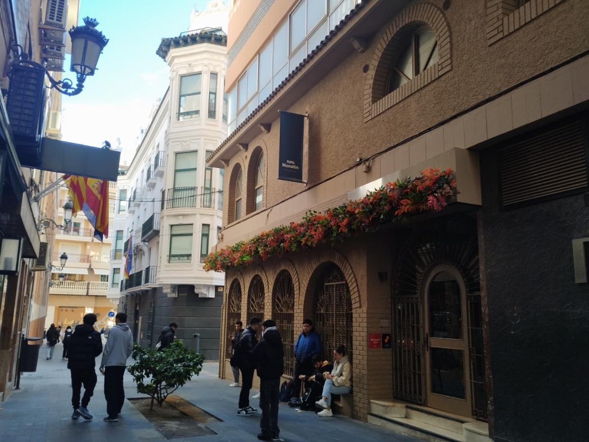 Alicante reconoce al restaurador Vicente Castelló con la calle donde se ubica el 'Nou Manolín'