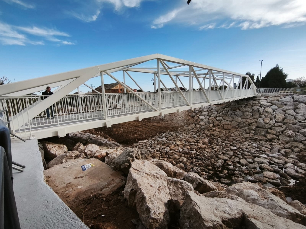 Abre la nueva pasarela ciclopeatonal de Alcàsser con una estructura más resistente ante riadas