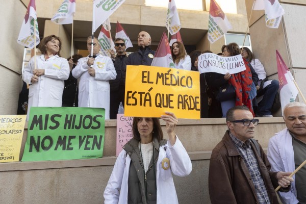 Los médicos murcianos inician la huelga de cuatro días y se echan a la calle: 