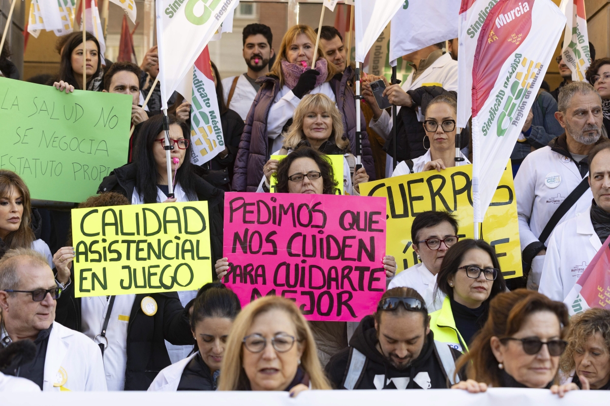 Concentración de los médicos en la Consejería de Salud en el primer día de huelga. - Foto: MARCIAL GUILLÉN / EFE Concentración de los médicos en la Consejería de Salud en el primer día de huelga.