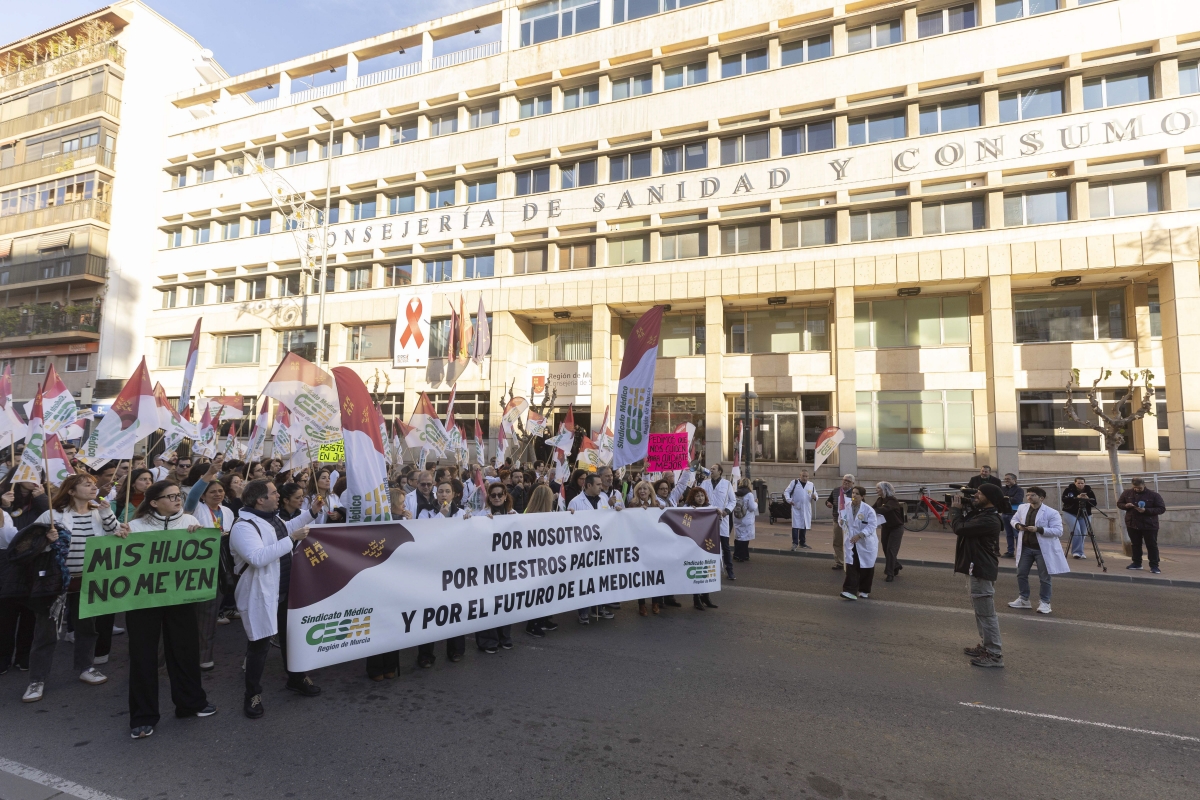 Concentración de los médicos en la Consejería de Salud en el primer día de huelga. - Foto: MARCIAL GUILLÉN / EFE Concentración de los médicos en la Consejería de Salud en el primer día de huelga.