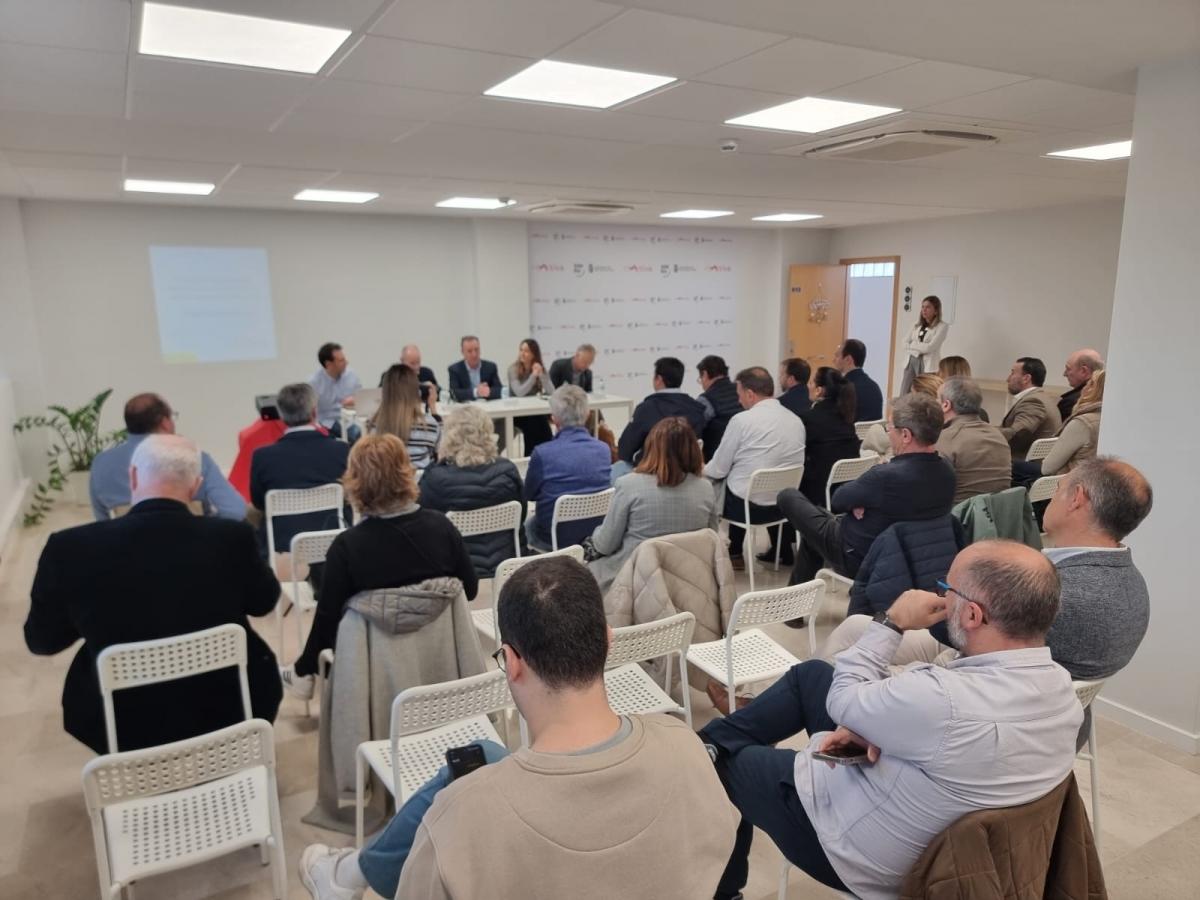 Sesión informativa entre los empresarios de Ribactiva y la Comisionada del Gobierno para la Recuperación de la Dana. - Foto: AYUNTAMIENTO DE RIBA ROJA Sesión informativa entre los empresarios de Ribactiva y la Comisionada del Gobierno para la Recuperación de la Dana.