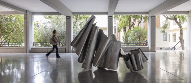Obras de Miquel Navarro o Andreu Alfaro se abren hueco en los campus universitarios de València