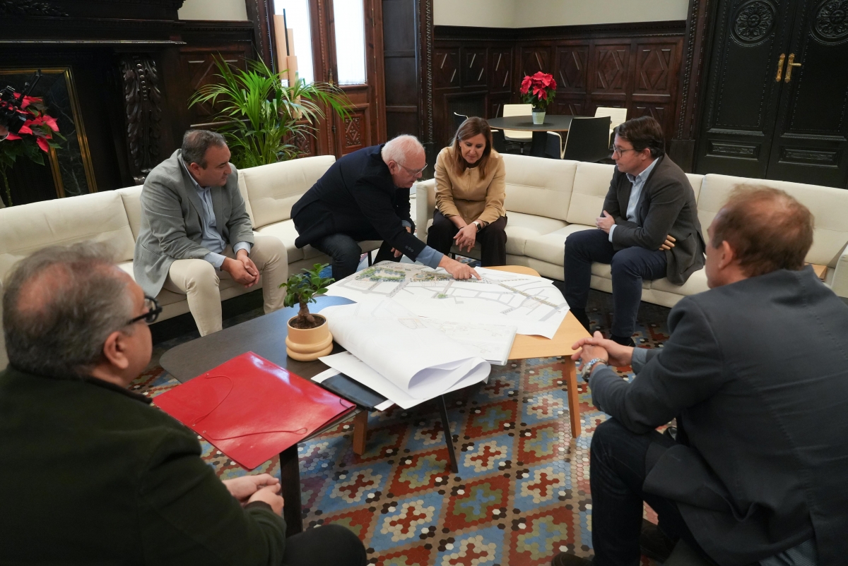 La alcaldesa de València junto al equipo redactor del proyecto de la plaza del Ayuntamiento. - Foto: AYUNTAMIENTO DE VALÈNCIA