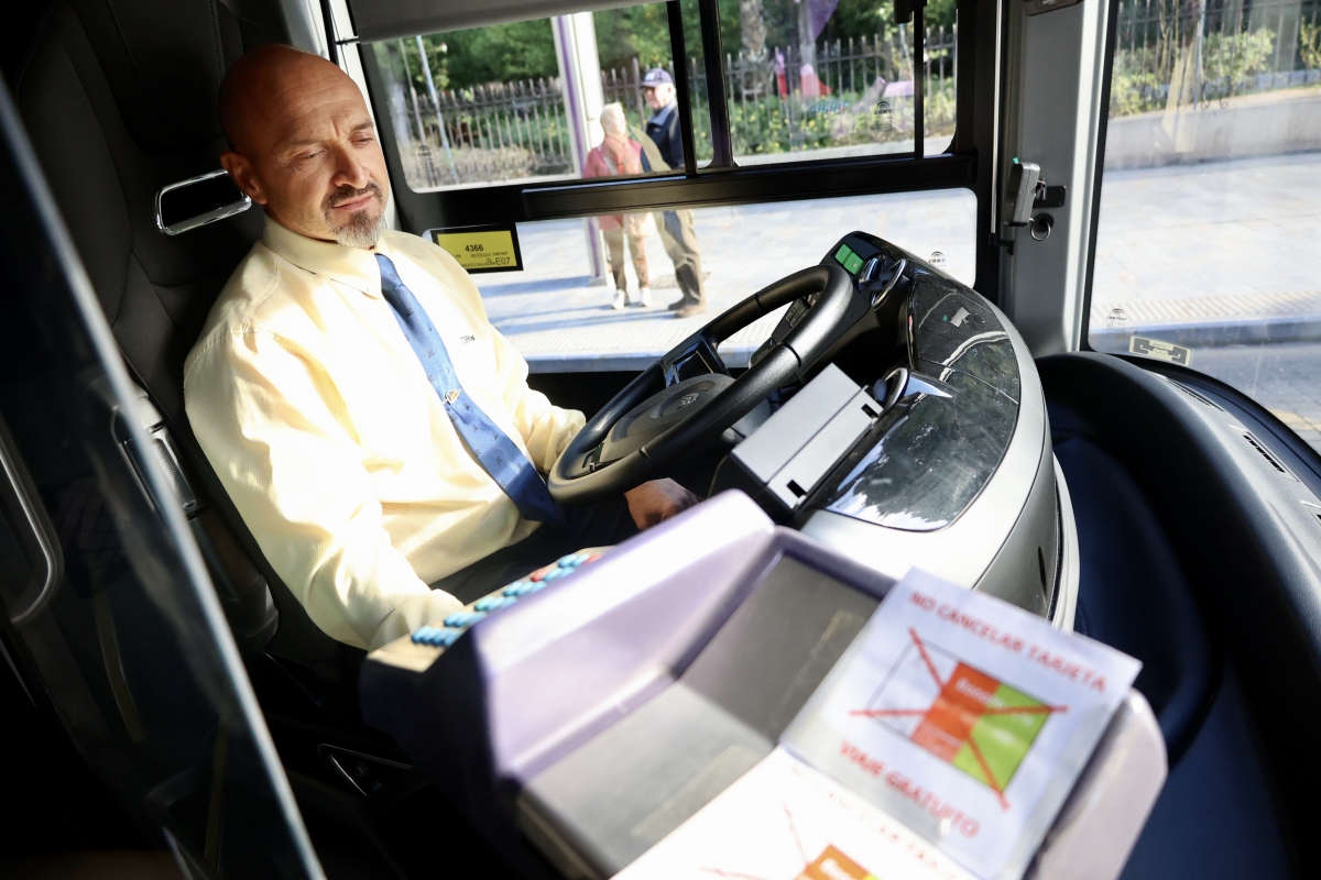 Conductor del Tranvibús que conecta Murcia con El Palmar. - Foto: CPM IMAGEN Conductor del Tranvibús que conecta Murcia con El Palmar.