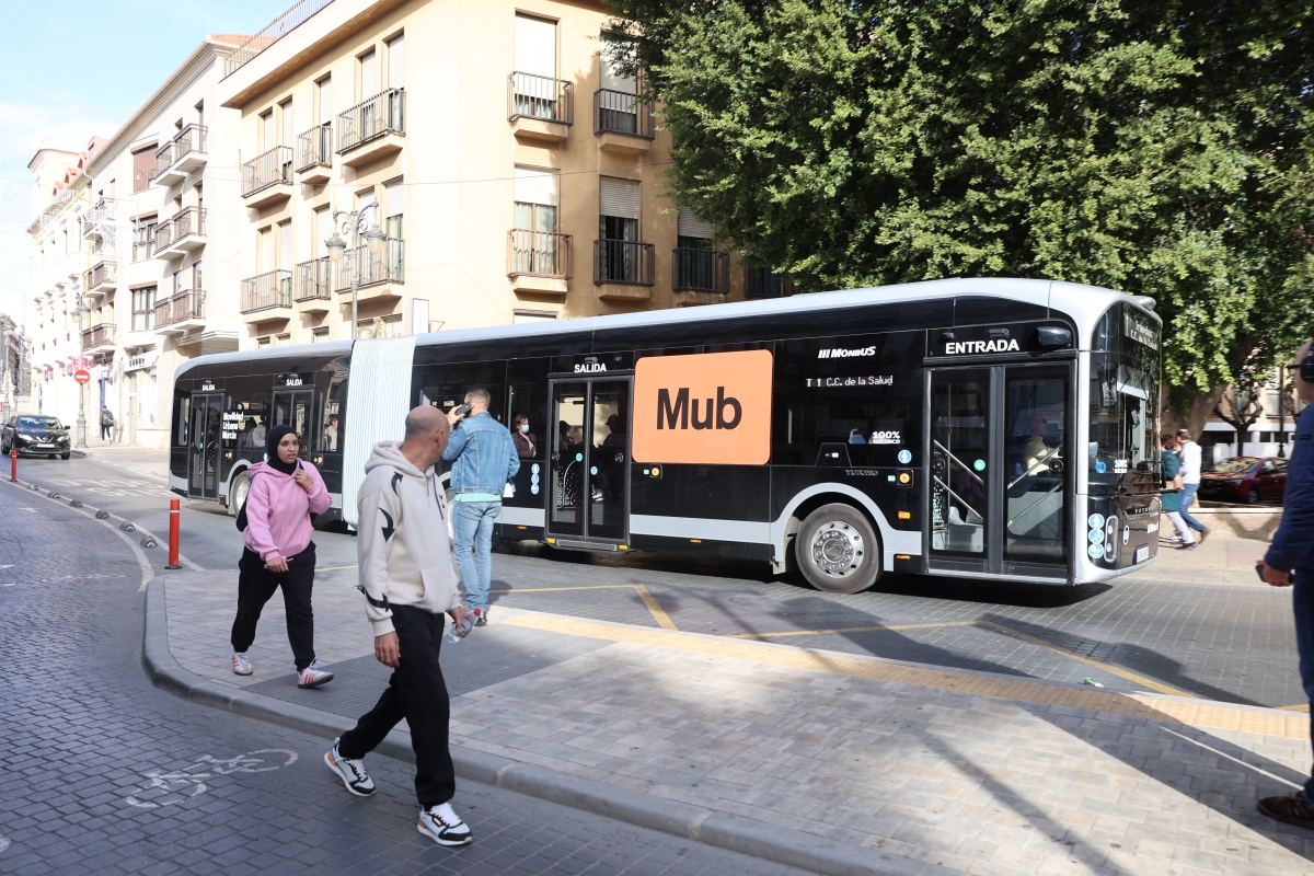 Tranvibús entre Murcia y El Palmar. - Foto: CPM IMAGEN Tranvibús entre Murcia y El Palmar.