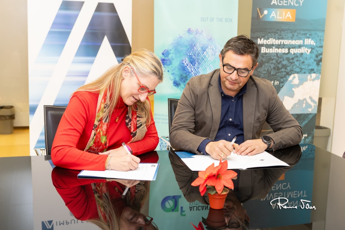 La firma del acuerdo entre Impulsalicante y la Federació.