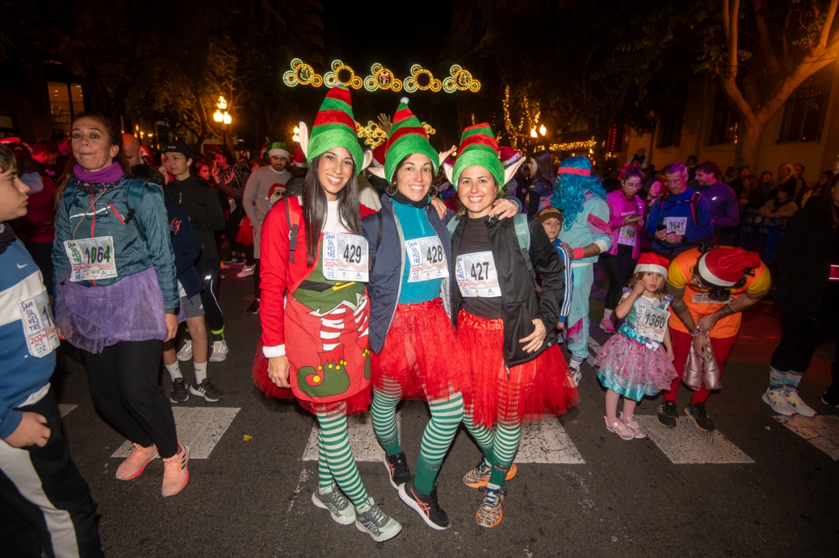 Un grupo de participantes en la San Silvestre de 2024. - Foto: RAFA MOLINA
