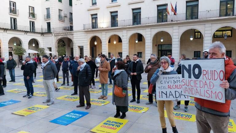 Una de las protestas de los vecinos del Casco Antiguo de Alicante frente a las molestias por ruido. - 