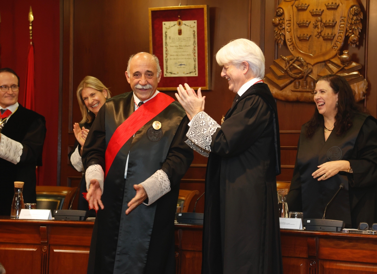 Francisco Martínez-Escribano recibe la Gran Cruz al Mérito de la Abogacía de España. - Foto: ICAMUR