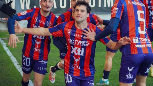 El Yeclano recibe al Ibiza tras ganar en Murcia y con Adrián pidiendo 