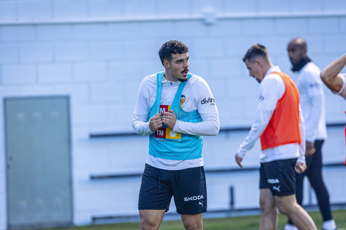 Ugrinic abre el debate en el centro del campo