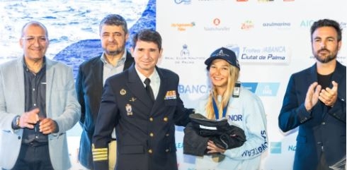 María Antonia Peñalver con su trofeo como campeona. - Foto: RFEV