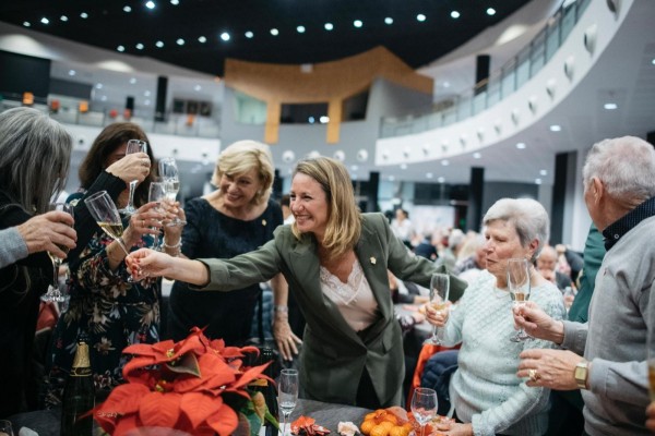 Castelló homenajea a las personas mayores en el tradicional brindis de Navidad en el Palau de la Festa