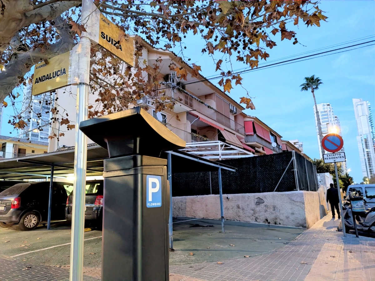 Benidorm estrena parquímetros en la zona naranja y verde: pasarán por caja los no residentes
