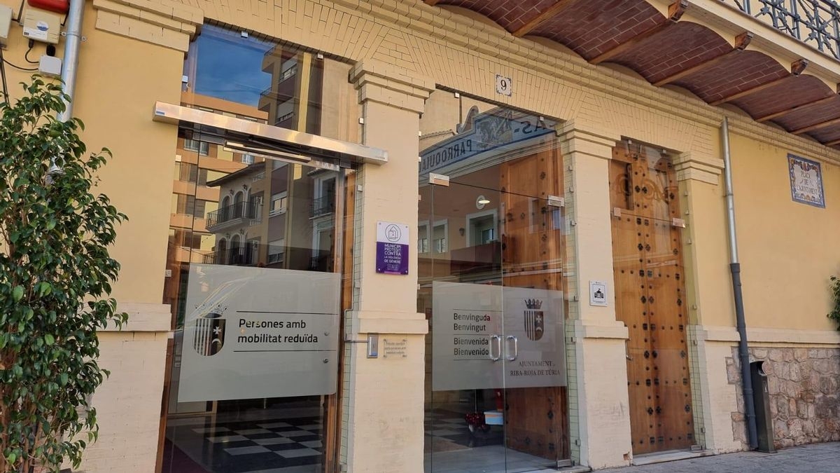 Fachada del Ayuntamiento de Riba-roja de Túria. - Foto: AYUNTAMIENTO DE RIBA ROJA