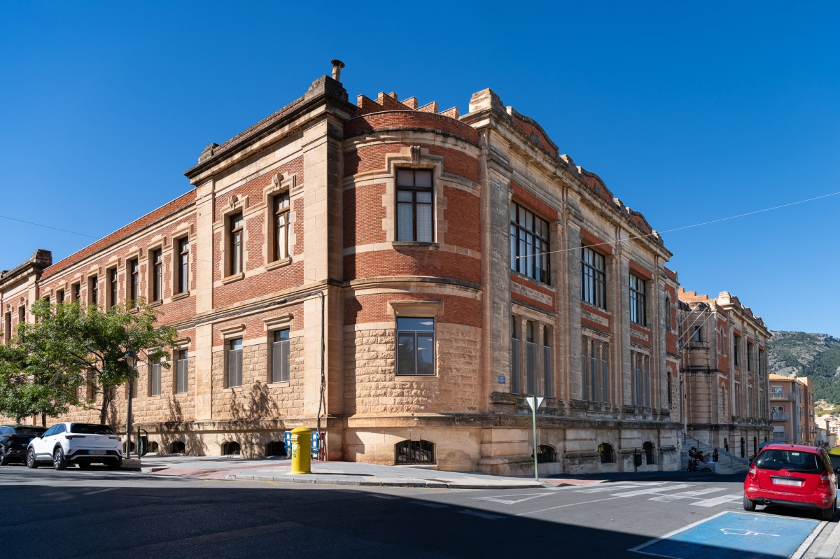 Edificio de la antigua Escuela Industrial, donde se ubica el museo de la UPV en Alcoy. - 