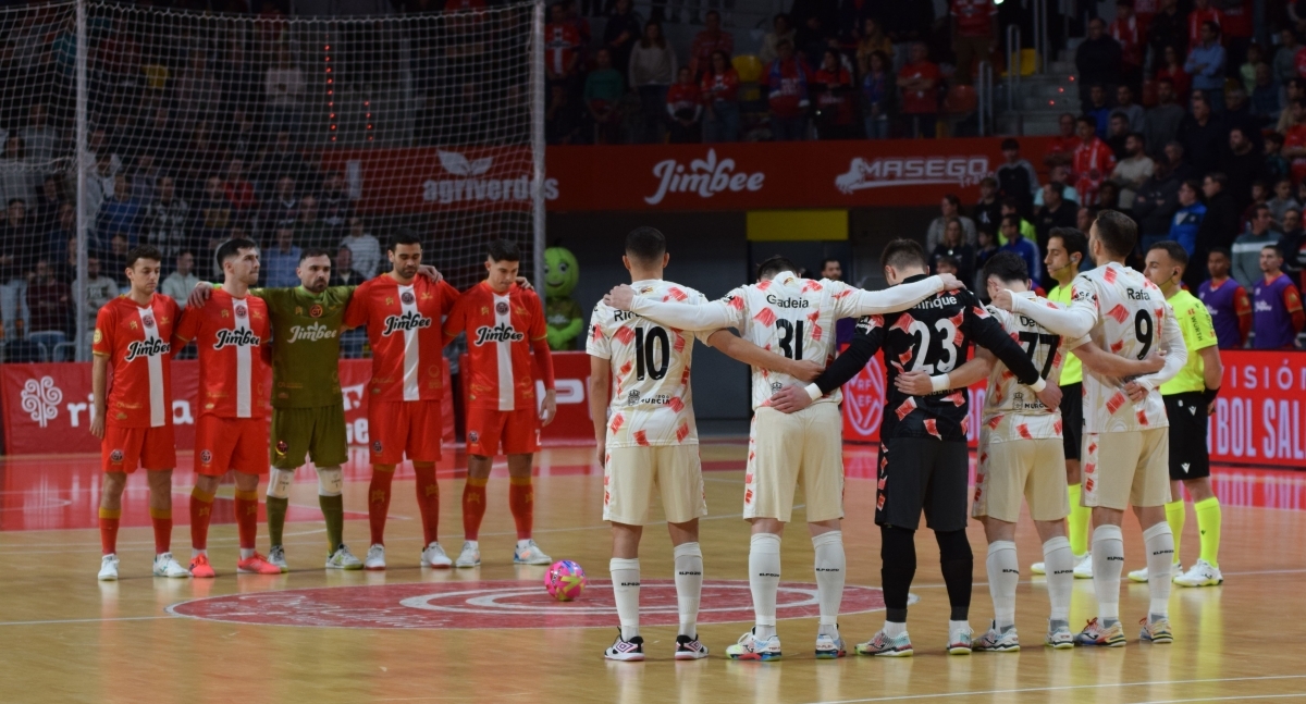 Los jugadores del JImbee y ElPozo antes del último derbi. - Foto: JIMBEE