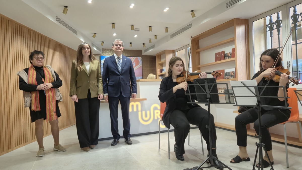 Pantallas interactivas, espacios accesibles y un diseño más luminoso: así es la nueva oficina de Turismo de Murcia 