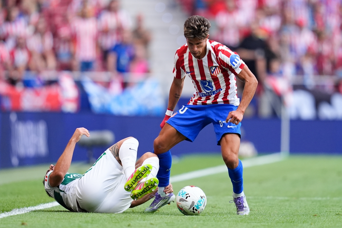 Giuliano Simeone derroba a Pedro Bigas - Foto: EP Giuliano Simeone derroba a Pedro Bigas