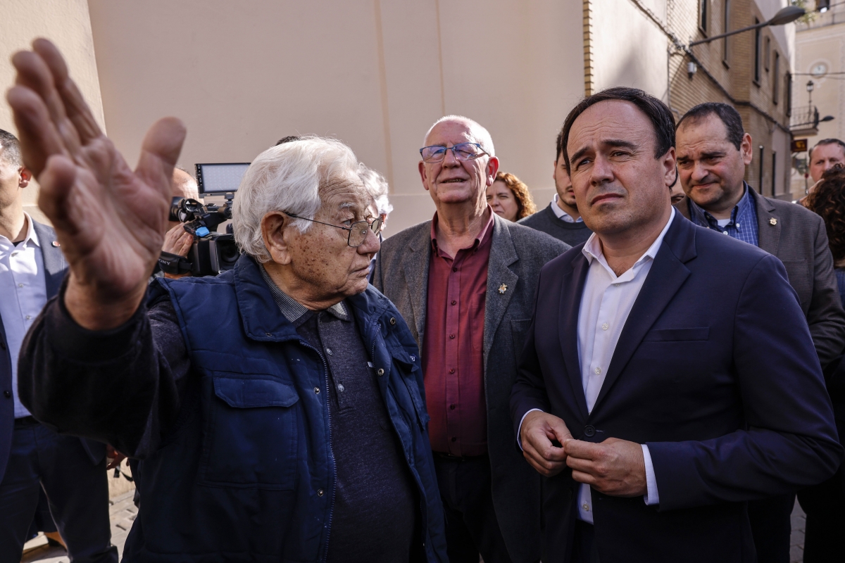 Juanfran Pérez Llorca hablando con los vecinos de Paiporta. 