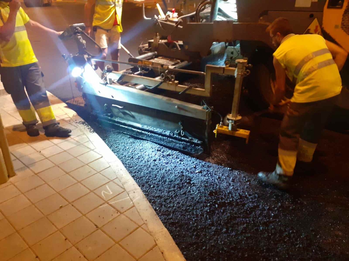 Trabajos de asfaltado en una calle de Alicante, en imagen de archivo. - 