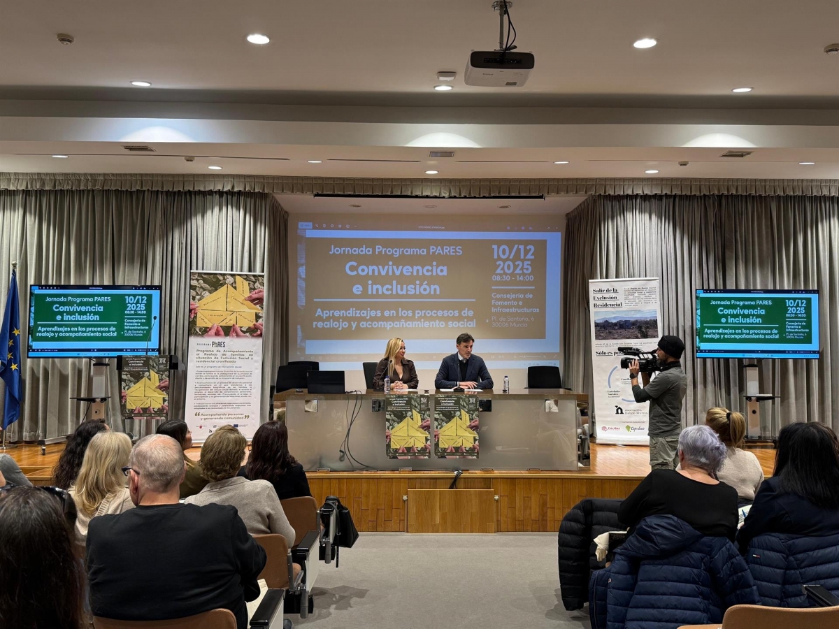  Jorge García Montoro, junto a la directora autonómica de la Fundación Secretariado Gitano en la Región, Sara Cortés. - Foto: CARM