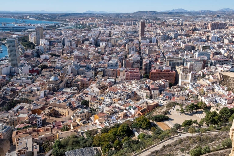 Alicante valida los límites para permitir alojamientos y garantiza otro año de suspensión de licencias