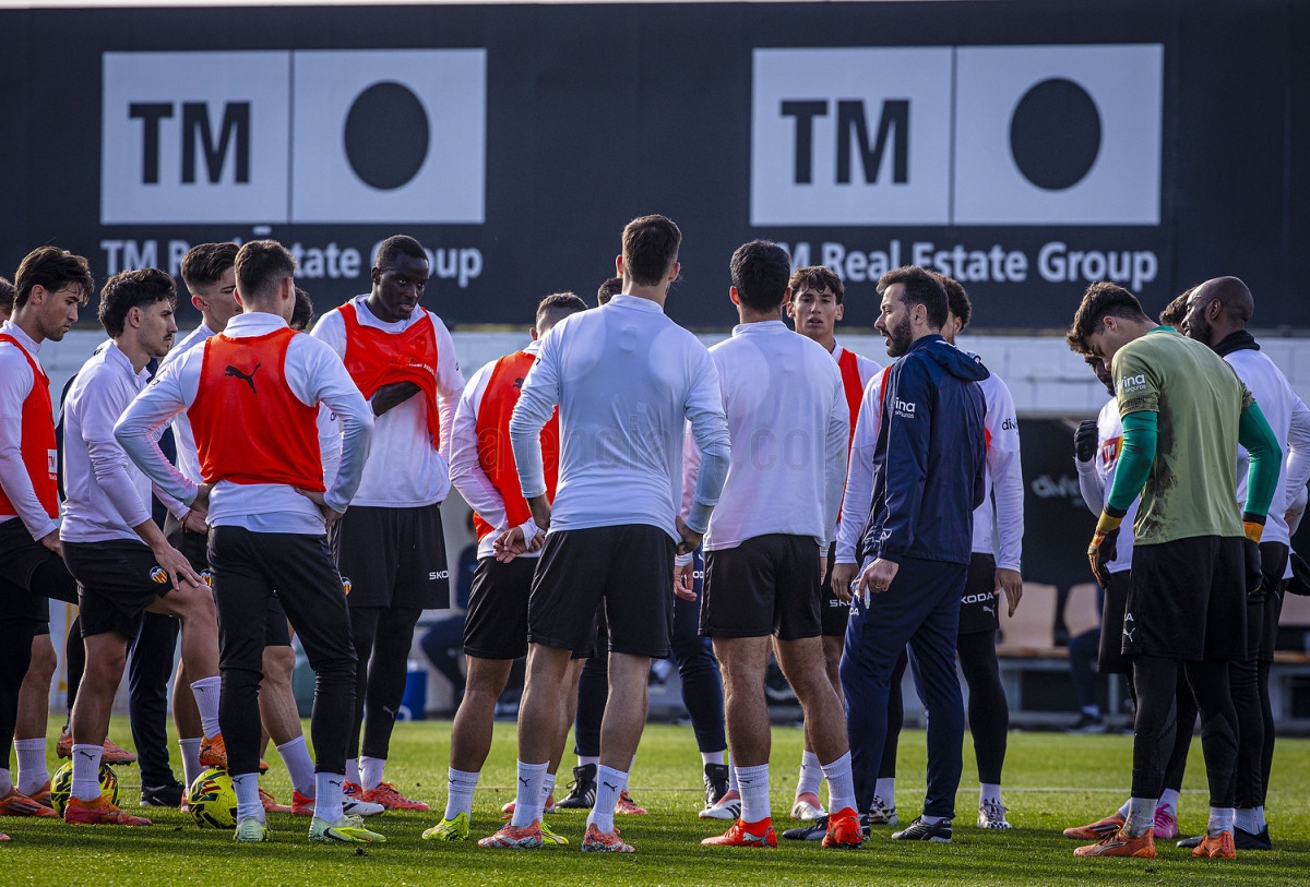 El Valencia prepara la visita al Atleti sin Javi Guerra y con Copete y Diakhaby a medias