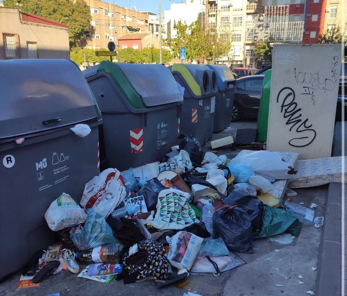 San Basilio denuncia suciedad y puntos negros mientras el Ayuntamiento niega problemas de limpieza en el barrio