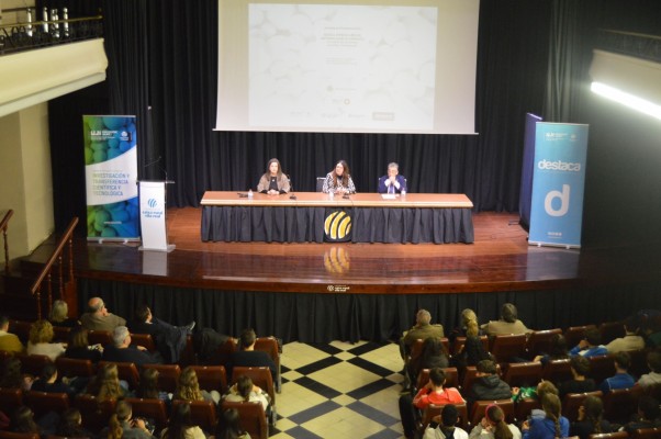 Vila-real reconeix amb un segell l'excel·lència de Santa Maria, la Fundación Flors i l'IES Francesc Tàrrega