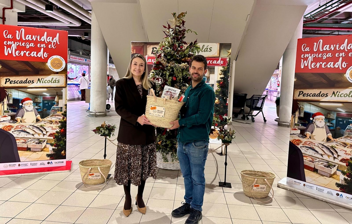 La edil de Comercio de Alicante, Lidia López, y el presidente de los Mercados Municipales, Paco Alemany. - 