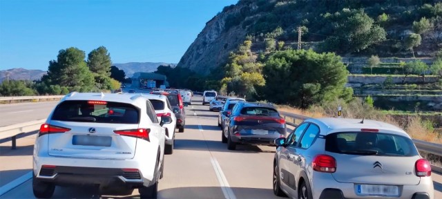 Fallece un joven de 24 años al bajarse del coche en la AP-7 en Dénia y arrollarlo un camión