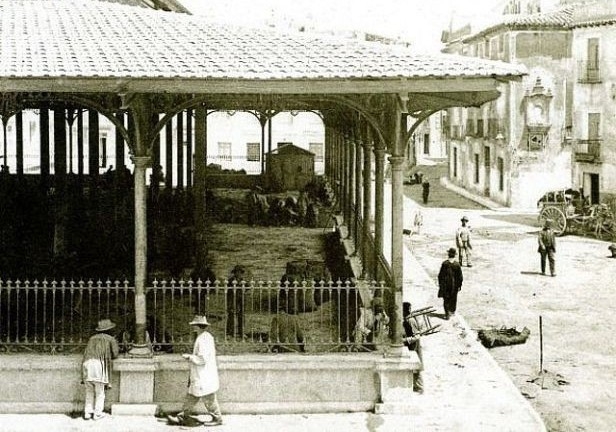 La plaza de San Agustín, con la pérgola de la Lonja en su centro. - 