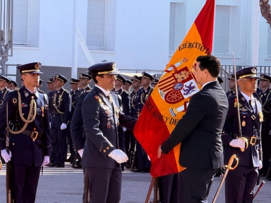 La AGA estrena una bandera del Ayuntamiento de San Javier en la jura de los nuevos alumnos