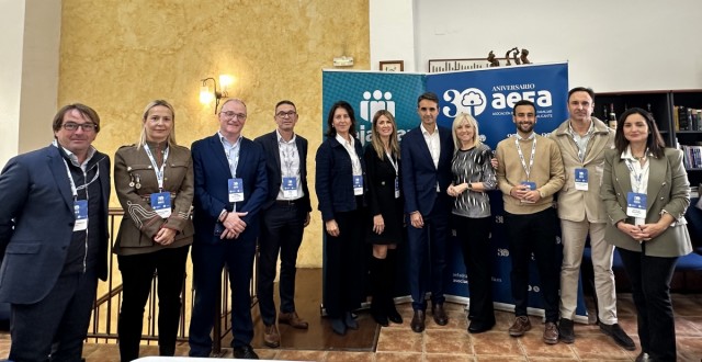 Aefa y Cajamar despiden el 30 aniversario de la asociación con un Brindis de Navidad