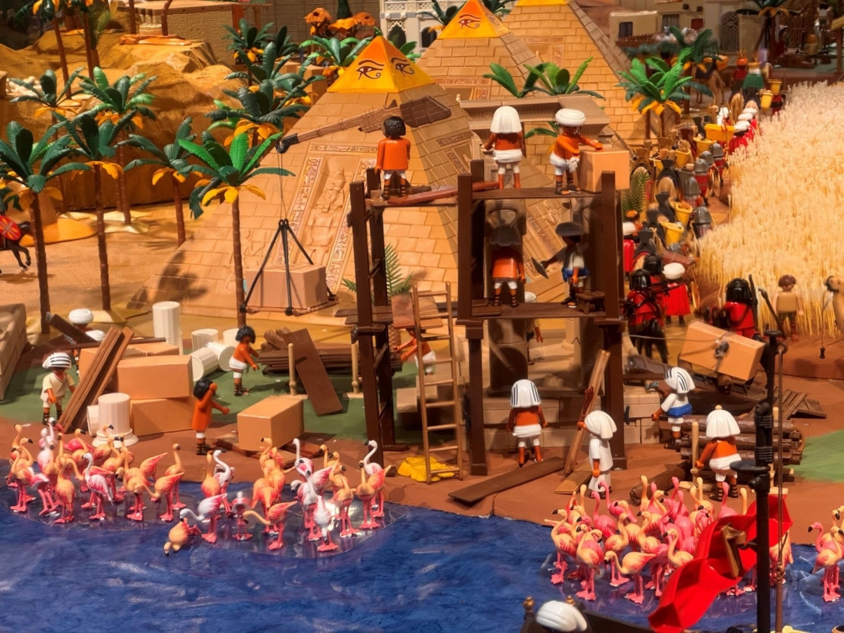 Un belén de Playmobil de dos mil piezas y uno de ganchillo con doscientas figuras inauguran la Navidad en el Museo de San Javier